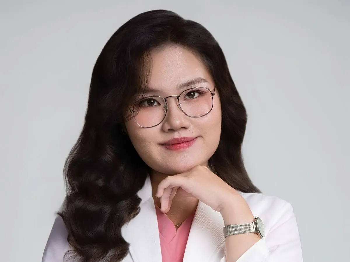 Chân dung chuyên nghiệp: người đeo kính, áo blouse trắng, nền xám
